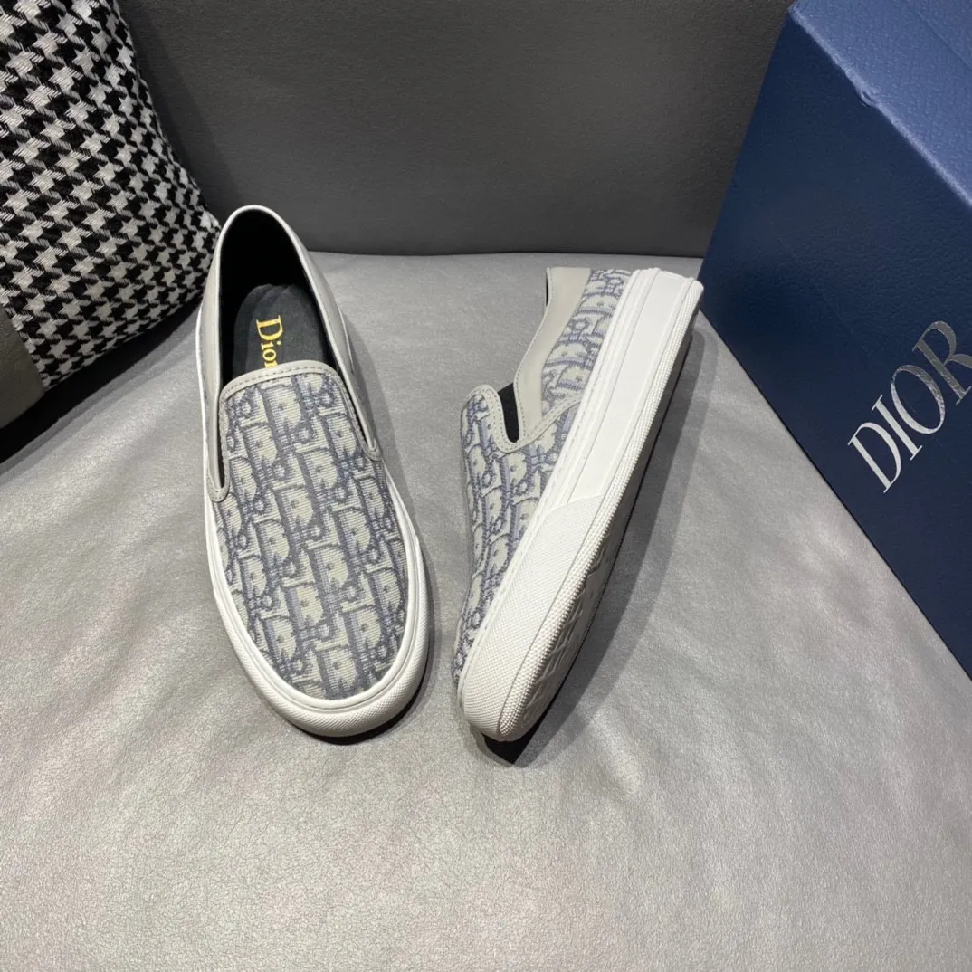 Factory price 340, Dior series casual shoes 👟🔥🕷🕷【Dior】Dior New casual men's shoes are launched in Hong Kong counters. Official website 1:1 production. Original Italian materials. Designed by European and American masters. Perfect shape to create counter quality, solid color rubber wear-resistant outsole and classic dazzling head! Super versatile and very comfortable. High-end without losing taste, fashionable and novel! ! Absolute focus! Code number: 38-45